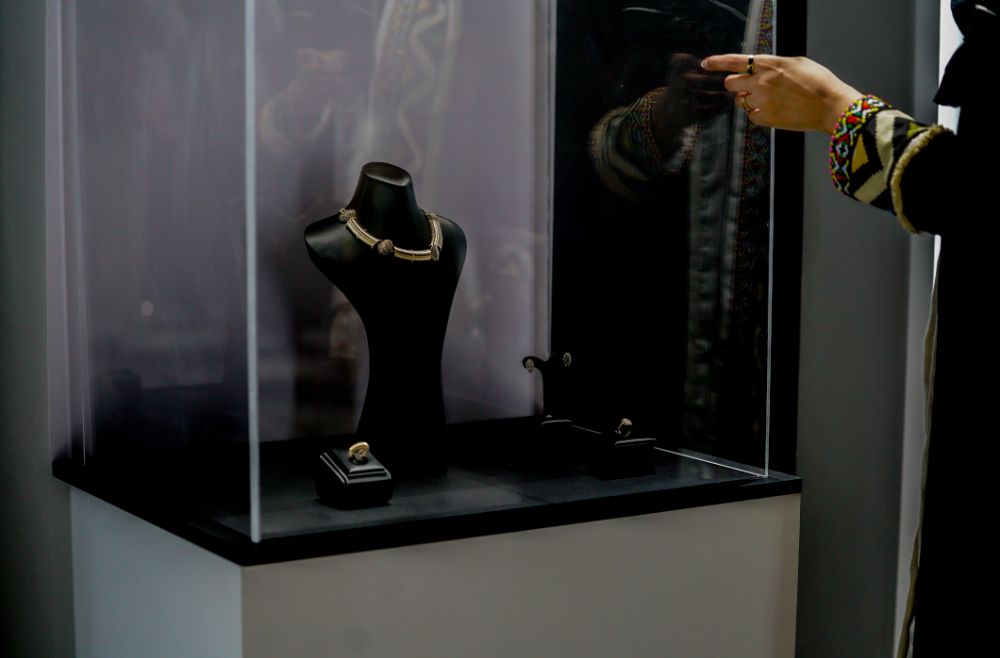 Les bijoux Meral renversent littéralement la tendance du Magsab (couvre-chef traditionnel pour hommes), créant un accessoire de luxe unique pour le cou. (Photo AN/Huda Bashatah)