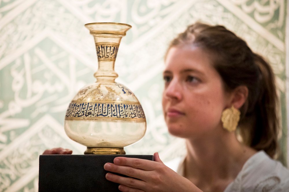 Un flacon mamelouk en verre doré et émaillé de très grande valeur, provenant de Syrie et datant du 14e siècle, estimé à 684 000 dollars. (Fourni)