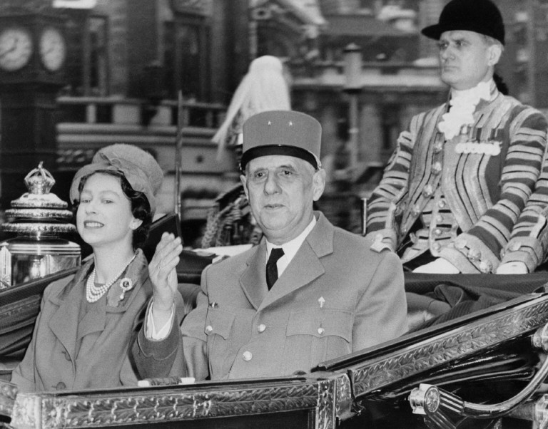 1-	Le président français, le Général Charles de Gaulle avec La reine britannique Elizabeth II au Palais de Buckingham, le 5 Avril 1960. (Photo AFP)