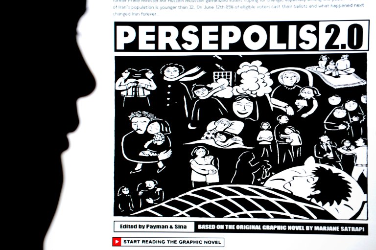 Une femme regarde un écran affichant la page web de "Persepolis 2.0", la version remaniée de la bande dessinée "Persepolis" de Marjane Satrapi, le 19 août 2009 à Shanghai. (Photo by Philippe Lopez / AFP)