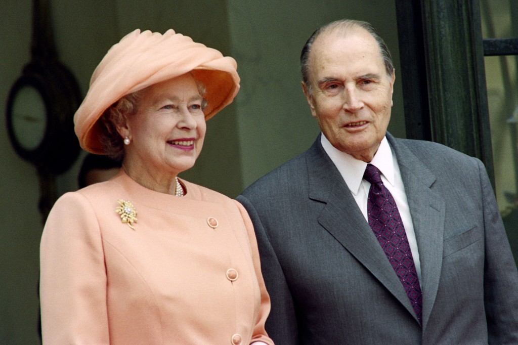 La reine Elizabeth II de Grande-Bretagne (à gauche) sourit alors que le président français François Mitterrand l'accueille à l'Elysée, à Paris, le 9 juin 1992. (Photo par Joel Robine / AFP)