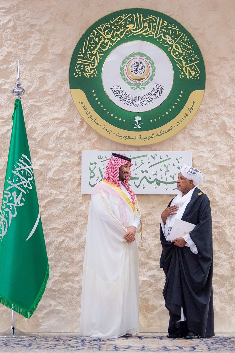 Le prince héritier avec Dafallah Al-Haj, l'envoyé du chef de l'armée soudanaise. (AFP)