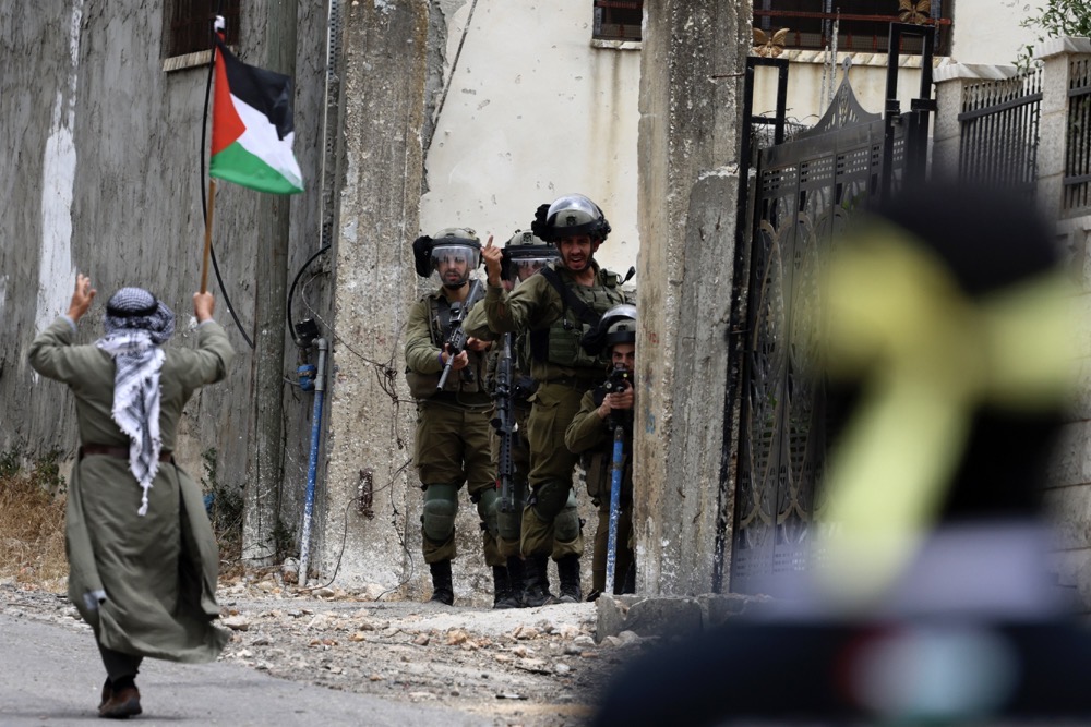 Les accords d’Oslo cherchaient à ouvrir la voie à une solution à deux États au conflit israélo-palestinien. (AFP)
