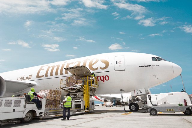 Emirates, le plus grand transporteur commercial du monde arabe, s’est associé à la société de logistique DHL pour lancer un effort massif de livraison de vaccins avant la fin de l’année. (Photo Fournie).