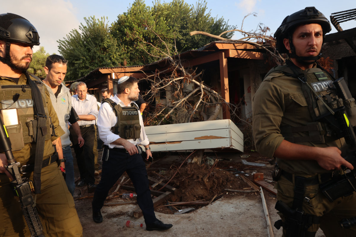 Le ministre israélien des Finances d’extrême droite, Bezalel Smotrich, accompagné de soldats lors d’une visite au kibboutz de Kfar Aza, près de la frontière avec la bande de Gaza, le 14 novembre 2023, a approuvé la construction de plus de 3000 nouveaux logements dans les colonies de Cisjordanie. (Photo, AFP)