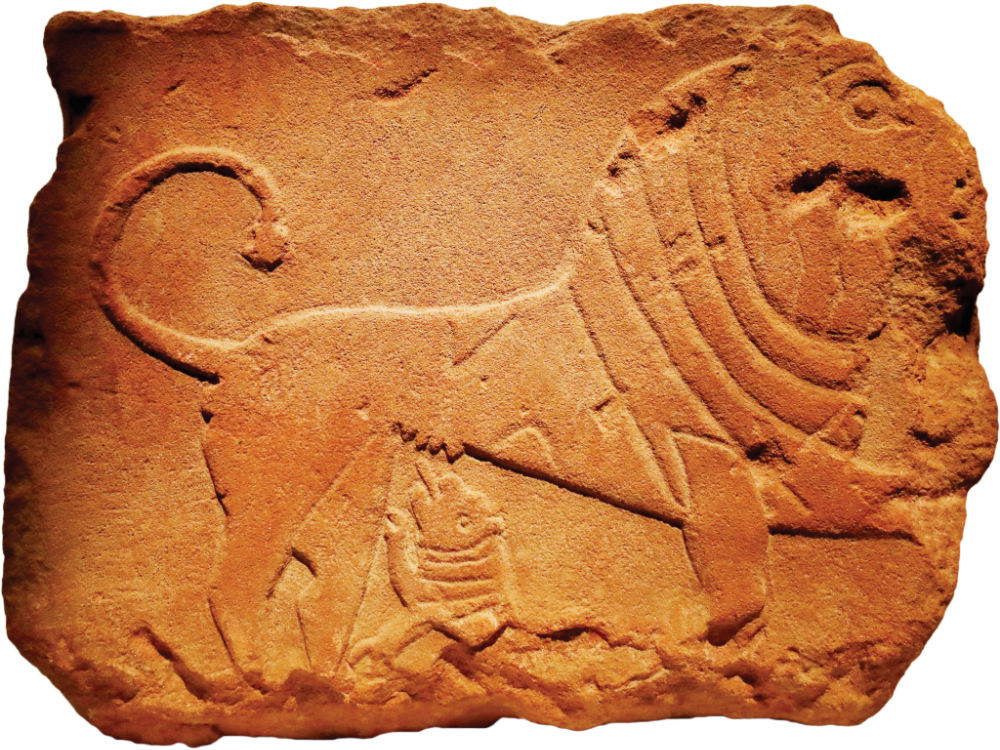 Un bas-relief décoré d'un lion datant du Ve au Ier siècle avant JC trouvé dans la vallée d'AlUla. (Fourni)
