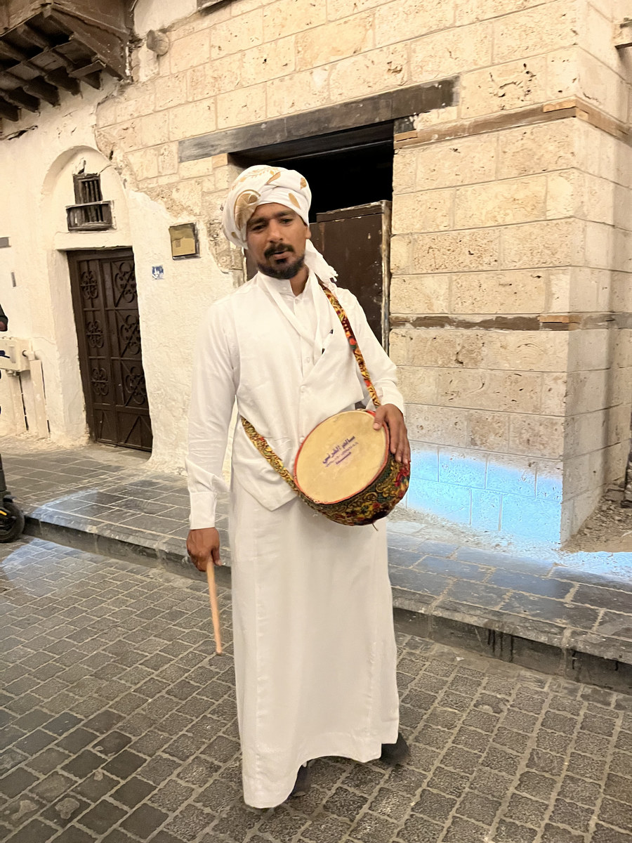 Le musaharati est une personne qui se promène traditionnellement dans un quartier en jouant du tambour et en chantant de la poésie pour réveiller les gens à l’heure du shour. (Photo fournie)