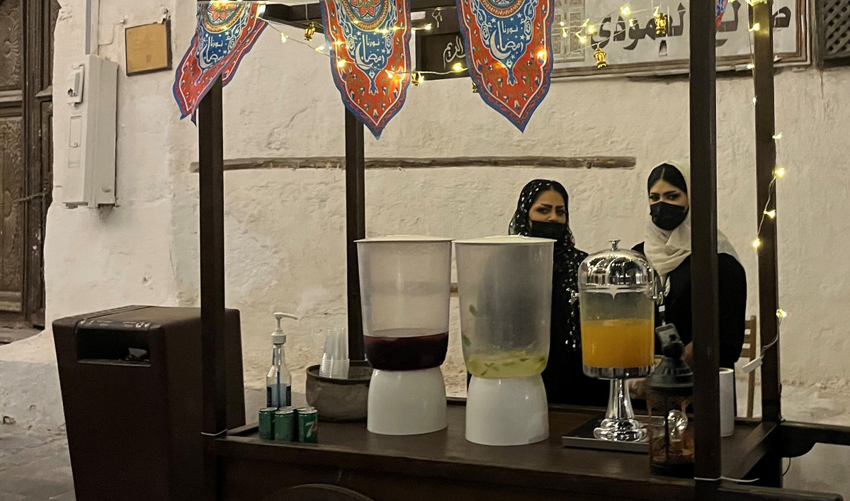 Les visiteurs à l’entrée de Bab al-Balad sont accueillis avec du café saoudien traditionnel, tandis que dans la zone de Mirkaz, ils peuvent participer à des jeux, s’essayer à l’art et à l’artisanat ou encore déguster des plats gastronomiques. (Photo fournie)