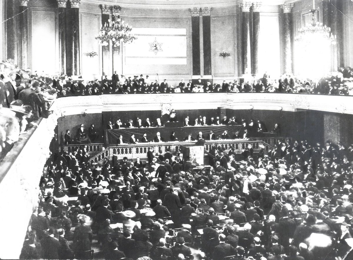 Theodor Herzl au deuxième congrès sioniste à Bâle, en 1898. (Photo, Wikimedia Commons)
