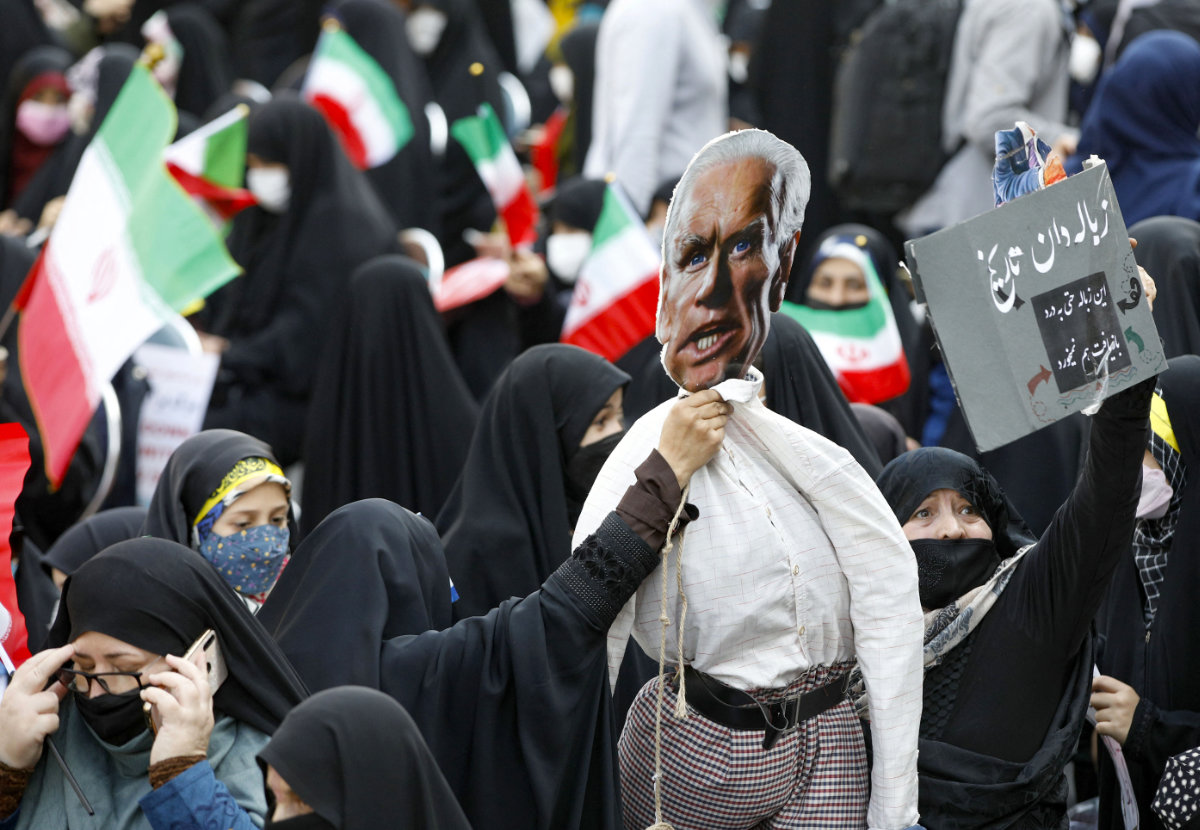 Des manifestants iraniens brandissent l’effigie du président américain, Joe Biden, lors d'un rassemblement qui s’est tenu devant l'ancienne ambassade des États-Unis à Téhéran, le 4 novembre 2021, pour marquer le 42e anniversaire du début de la crise des otages en Iran. (AFP)