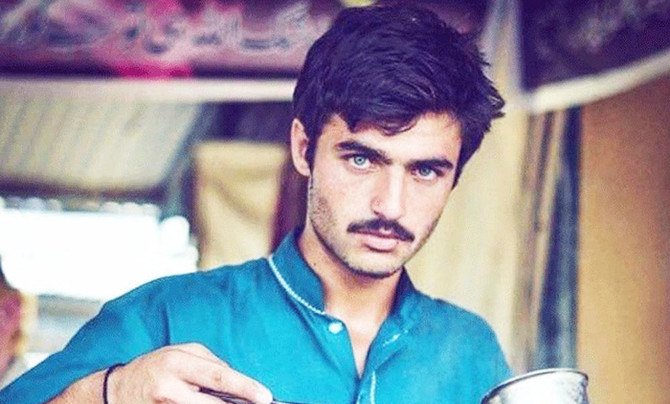 Sur cette photo datant d'octobre 2016, Arshad Khan prépare du thé sur un stand à Islamabad. La photo devient virale et lui vaut une renommée internationale. (Avec l'aimable autorisation des médias sociaux)