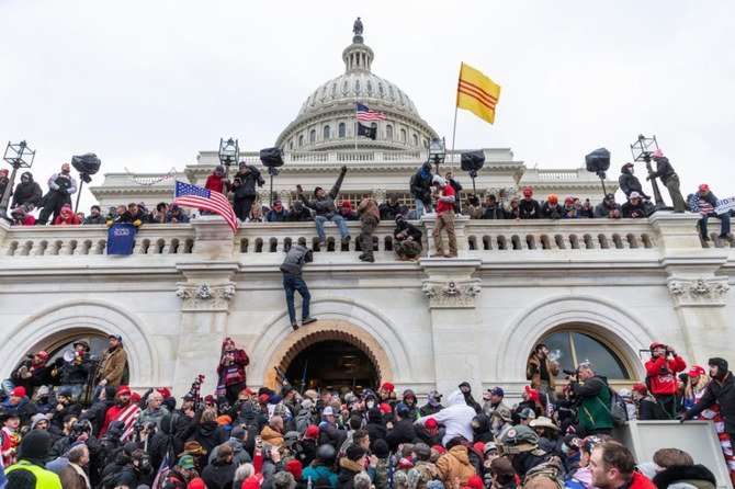 Les insurgés de droite galvanisés par le président américain de l’époque, Donald Trump, s’emparant du Capitole américain le 6 janvier 2021, alors que le Congrès se réunissait pour acter officiellement la victoire du candidat démocrate Joe Biden à la présidentielle. (Photo Shutterstock) (légende déjà en haut)