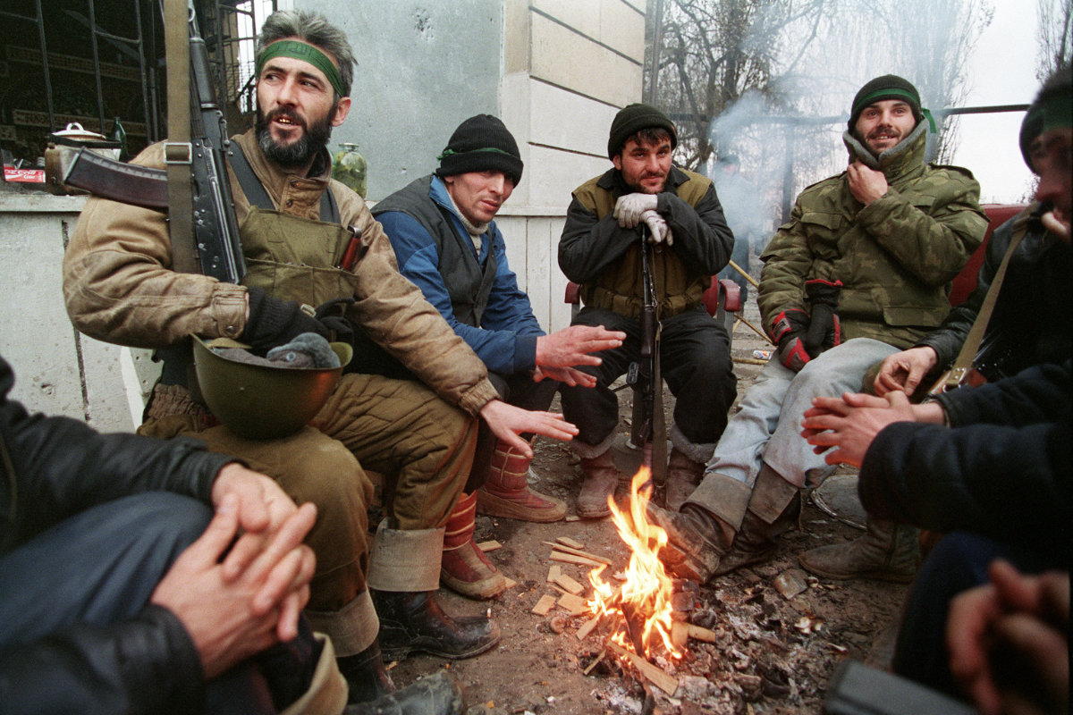 Sur cette photo prise le 9 janvier 1995, des combattants tchétchènes se reposent près d'un feu pendant une pause dans les combats au centre de Grozny, capitale de la Tchétchénie. Après des années de guerre, les forces gouvernementales russes ont fini par vaincre la résistance. (AFP/Fichier)