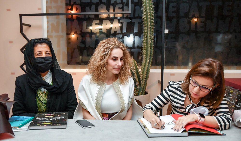 (De gauche à droite) Dr Awatif Alkeneibit, Jacqueline Jackaman et Sahar Jamal lors de la signature du livre mercredi à la Biennale de Diriyah.