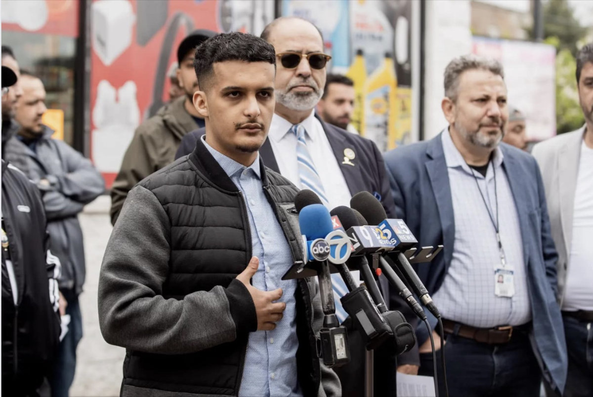 Ahmed Mohsin, propriétaire yéménite d’un magasin de Chicago, en compagnie des responsables de l’AACC, Hassan Nijem et Maher al-Khatab, après la fermeture de son magasin. (Ray Hanania pour Arab News)