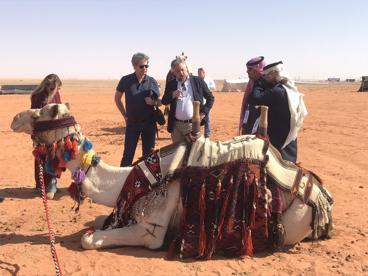 L’ambassadeur de l’Union européenne, Patrick Simonnet, fait une promenade dans le désert lors de sa visite au Festival des chameaux du roi Abdelaziz. (Photo Rachid Hassan)