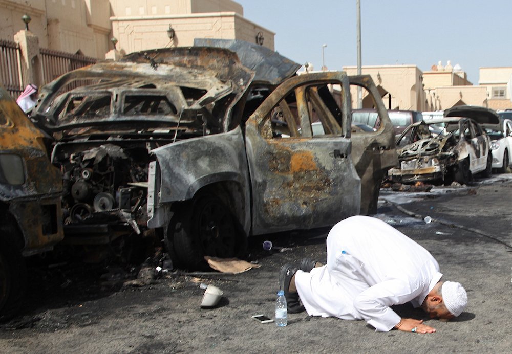 Le cousin d'une victime prie sur le site d'un attentat suicide qui a ciblé la mosquée chiite Al-Anoud dans la ville côtière saoudienne de Dammam le 29 mai 2015. Daech a revendiqué l'attaque qui a tué au moins trois personnes. (AFP / Fichier Photo)