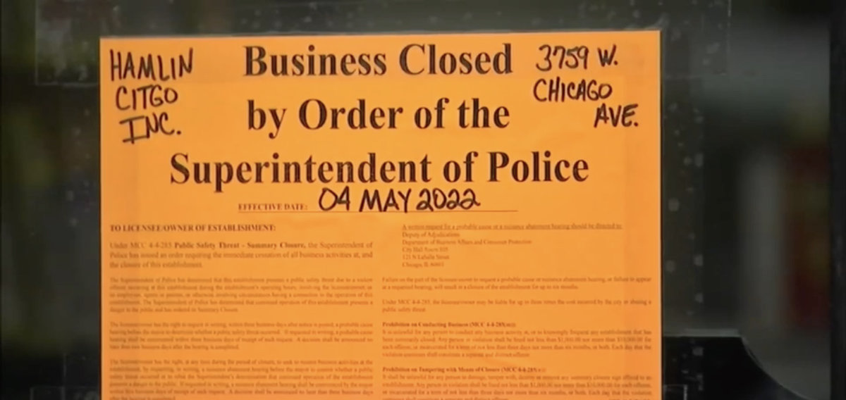 La police de Chicago a apposé un avis de fermeture que sur la vitrine de ce magasin. (Ray Hanania pour Arab News)
