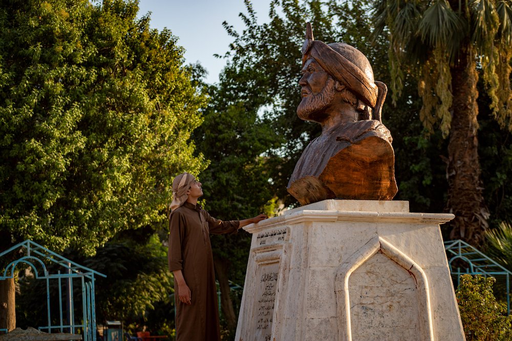 La statue récemment restaurée du calife Haroun al-Rachid, l’un des ancêtres de Raqqa. (Photo AN/Ali Ali)