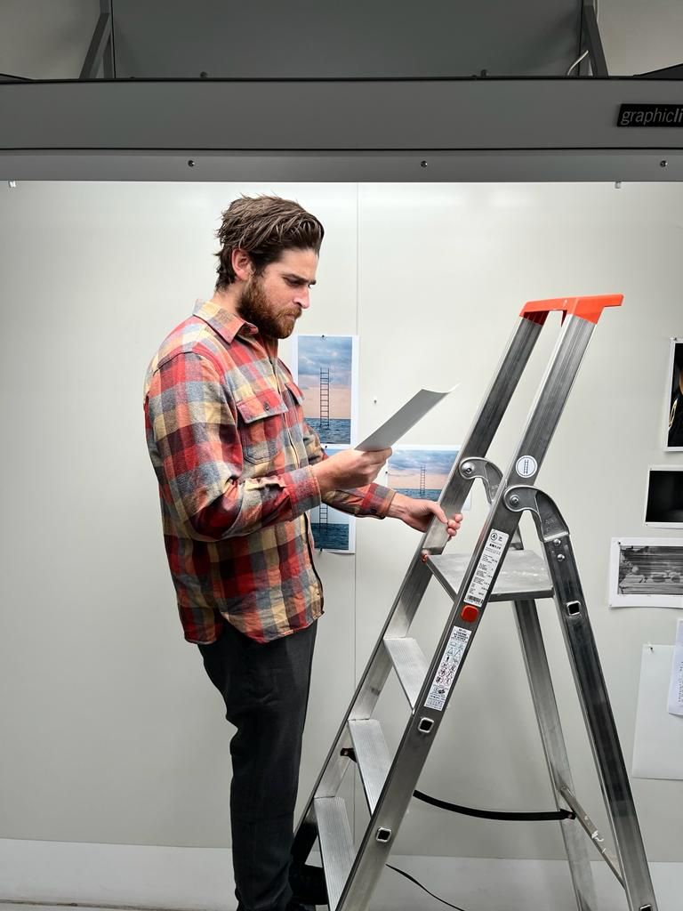 Photographie d"Étienne Rougery-Herbaut à l"oeuvre. (ANFR)