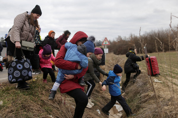 Folk som flykter fra den russiske invasjonen av Ukraina går mot et transporthelikopter (ikke avbildet), etter å ha ankommet Slovakia 5. mars 2022. (REUTERS)