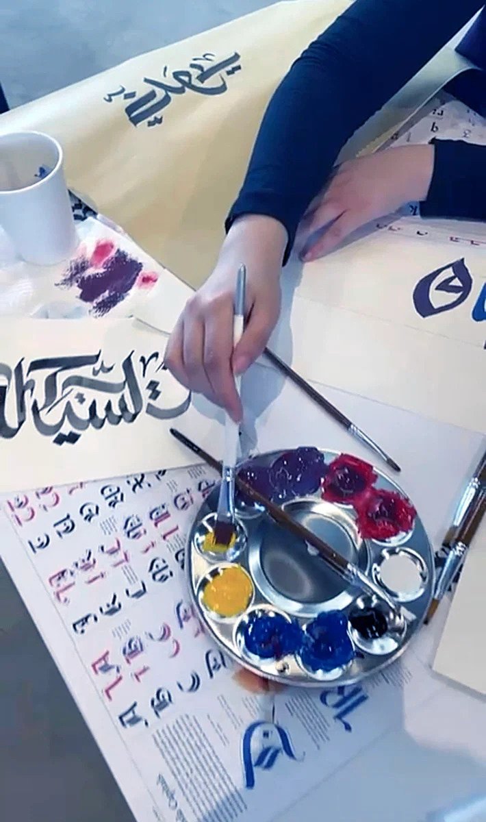 La jeune artiste transmet aujourd'hui son art par le biais d'ateliers qu'elle organise exclusivement pour les femmes – notamment à l’occasion du plus grand Festival saoudien de la lumière, Noor Riyadh, qui s’est tenu récemment et propose des techniques artistiques plus accessibles. (Photo fournie)