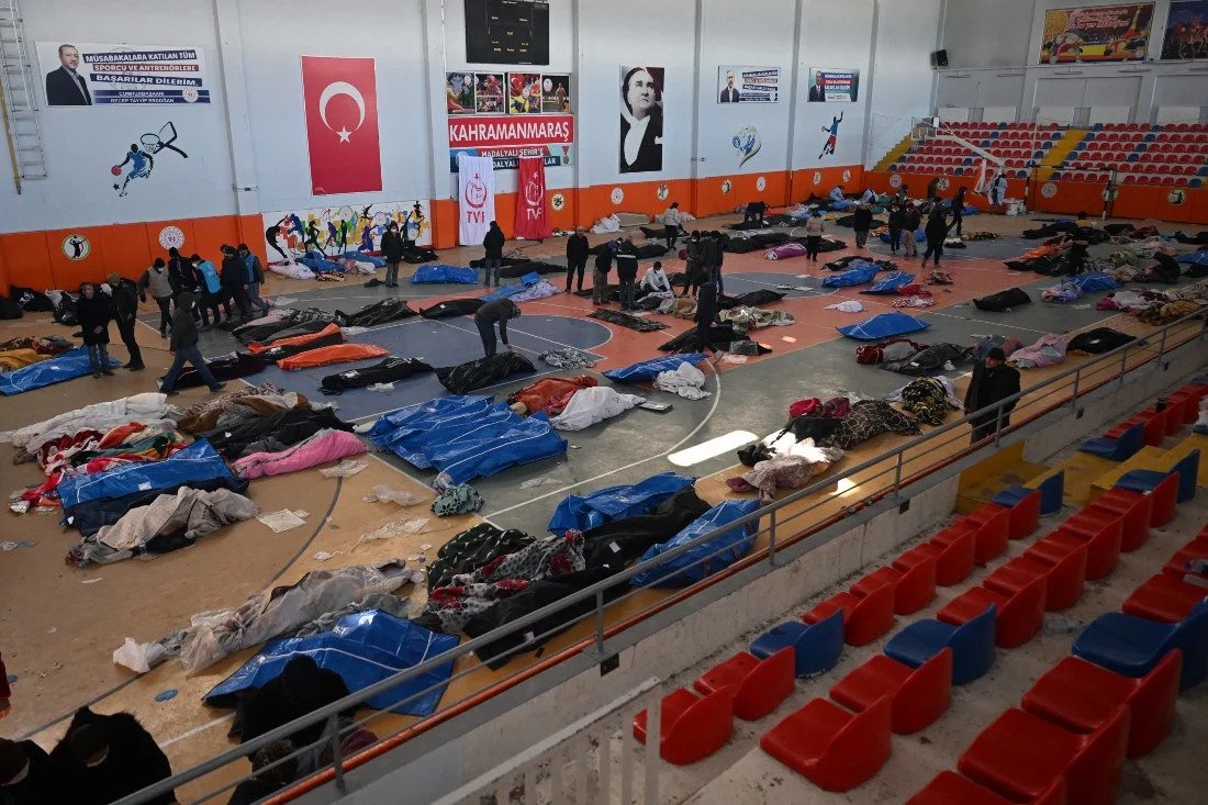 Les morts sont placés dans des morgues de fortune dans des salles de sport. (AFP)