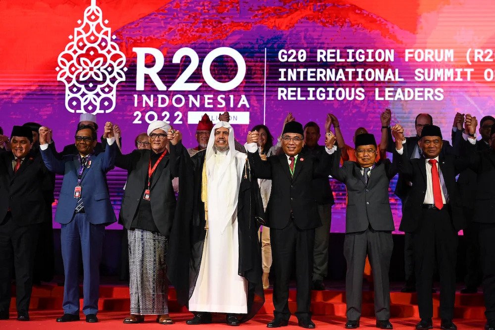 Le secrétaire général de la Ligue islamique mondiale, Mohammed ben Abdel Karim al-Issa (au centre), pose avec les participants pour une photo de groupe, lors du Sommet des chefs religieux du Forum interreligieux du G20 à Nusa Dua, sur l’île indonésienne de Bali. (AFP)