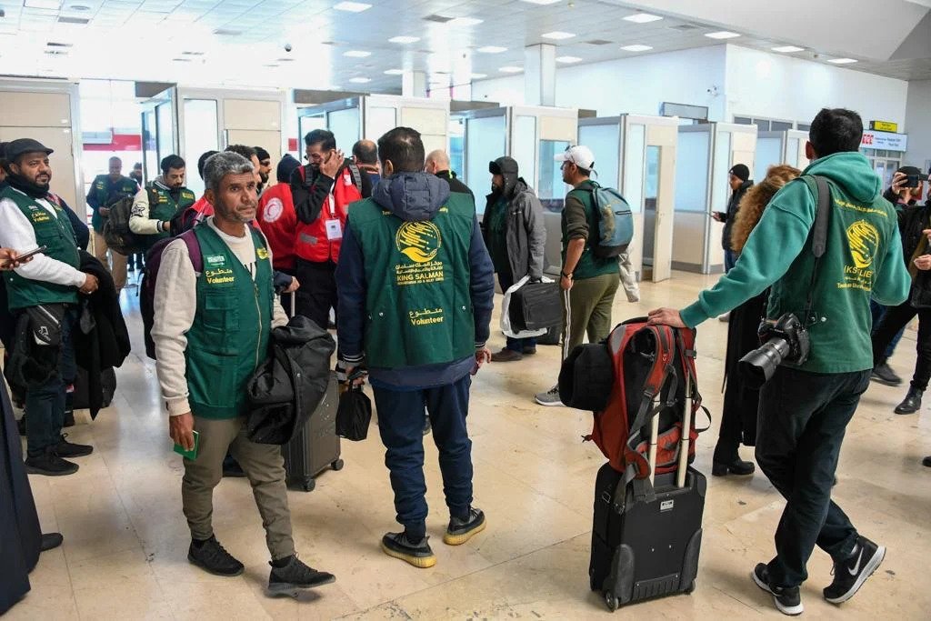 Des volontaires saoudiens de KSrelief arrivent à l'aéroport d’Adana pour soutenir les victimes du tremblement de terre en Syrie et en Turquie. (Photo fournie)