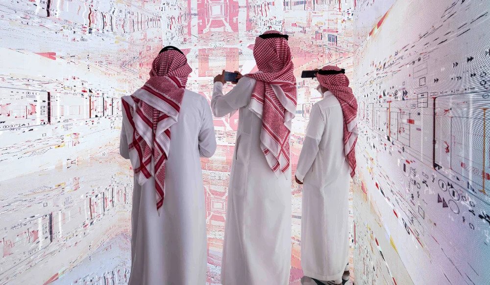 L’édition 2022 de Noor Riyadh, qui a pris fin samedi 19 novembre, a établi six records mondiaux Guinness. Cette image montre l’œuvre de l’artiste turc Rafiq Anadool, intitulée «Dream of Machine». (Photo fournie)