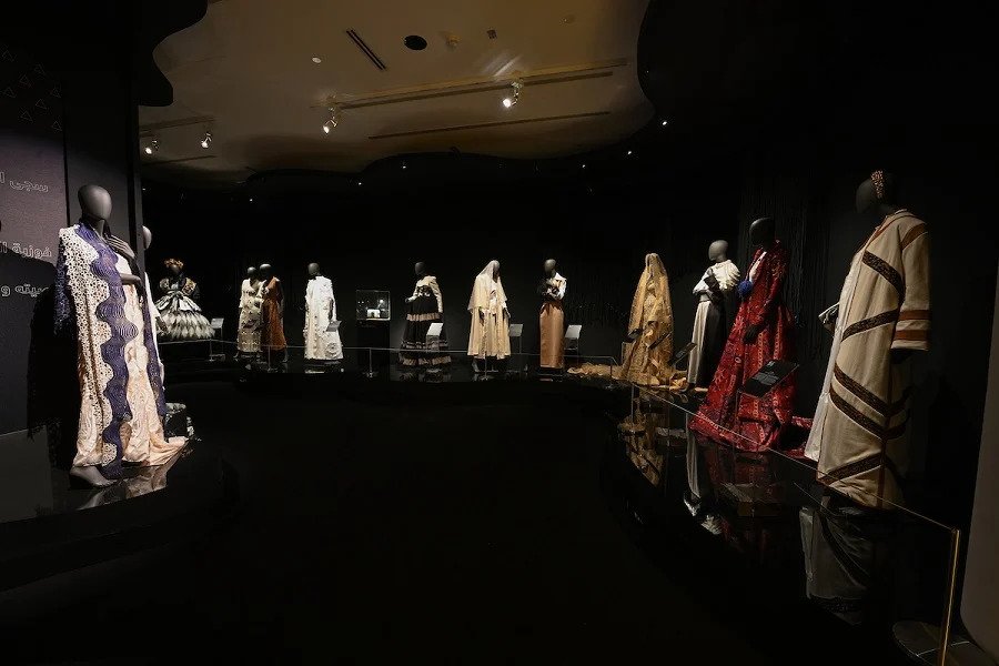 L’exposition présente un large éventail de motifs traditionnels, de bijoux et de sacs à main. (Photo fournie)
