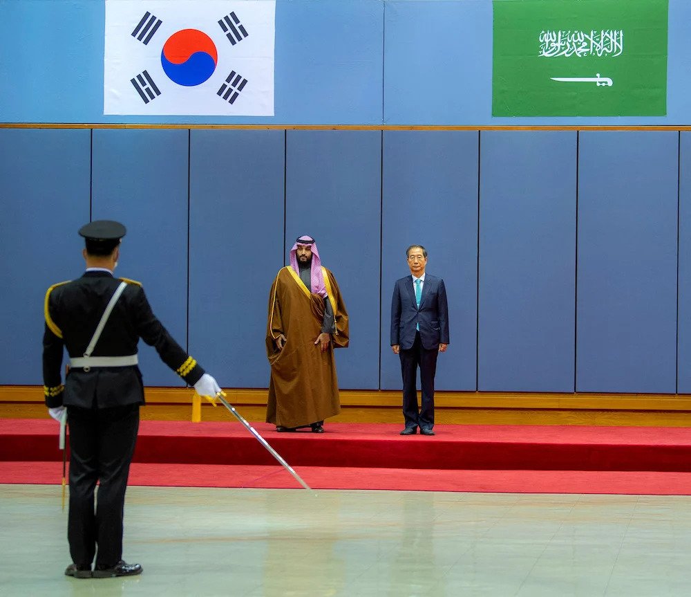 Le Premier ministre sud-coréen Han Duck-soo, à gauche, accueille le prince héritier saoudien Mohammed ben Salmane à Séoul. (Palais royal saoudien)