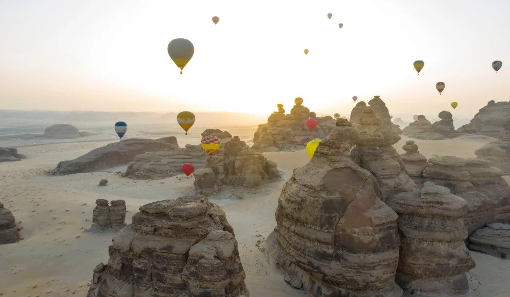 AlUla est la destination idéale pour la Saint-Valentin... ils pourraient admirer le coucher du soleil en montgolfière. (Shutterstock)