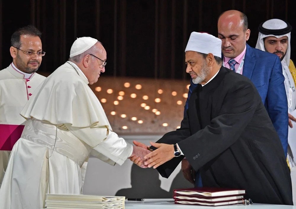Le prix a été créé après la rencontre entre le pape François et le grand imam cheikh Ahmed el-Tayeb, en 2019. (AFP)
