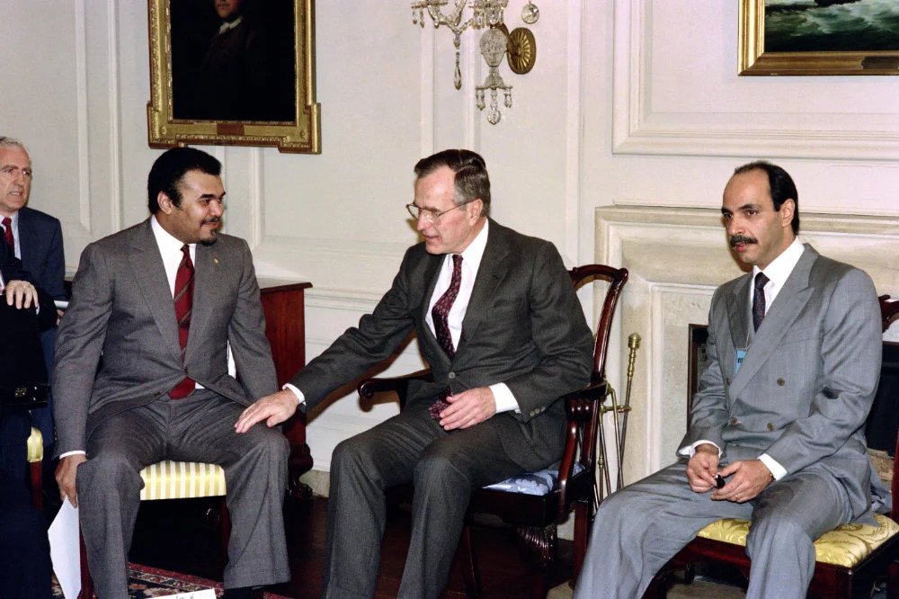 Le président américain George Bush (C) se réunit à la Maison Blanche avec l'Ambassadeur d'Arabie Saoudite le Prince Bandar ben Sultan (G) et l'Ambassadeur du Koweït Sheikh Saud Nasir Al-Sabah pour discuter de l'état actuel de la crise du Golfe Arabique le 21 décembre 1990 à Washington. (Photo, Kevin LARKIN/AFP).