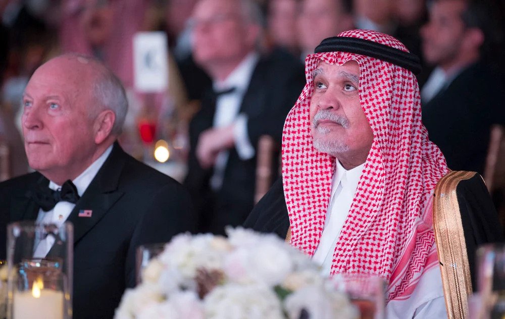 L'ancien ambassadeur saoudien aux États-Unis, le prince Bandar ben Sultan (à droite) et l'ancien vice-président américain Dick Cheney participant à un gala de partenariat saoudo-américain à Washington, DC. (Photo, Bandar AL-JALOUD/Palais royal saoudien/AFP).