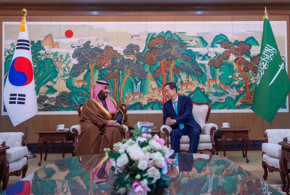 Le Premier ministre sud-coréen Han Duck-soo, à droite, avec le prince héritier saoudien, Mohammed ben Salmane, à Séoul lors de leur rencontre.