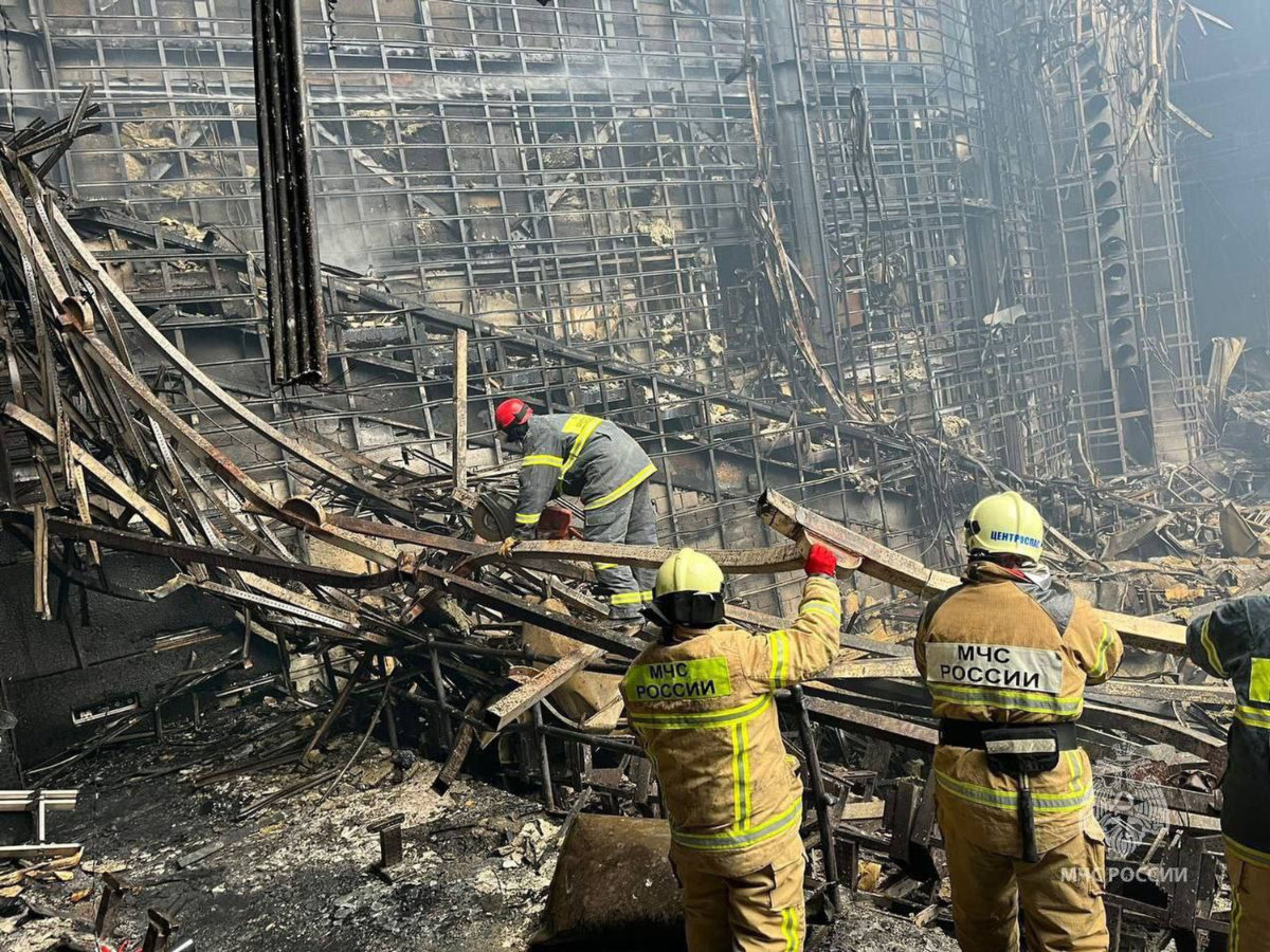 Des pompiers russes déblaient les décombres de la salle de concert Crocus City Hall après l'attentat meurtrier perpétré dans la banlieue de Moscou, le 23 mars 2024. (Distribution des services d'urgence russes via REUTERS)