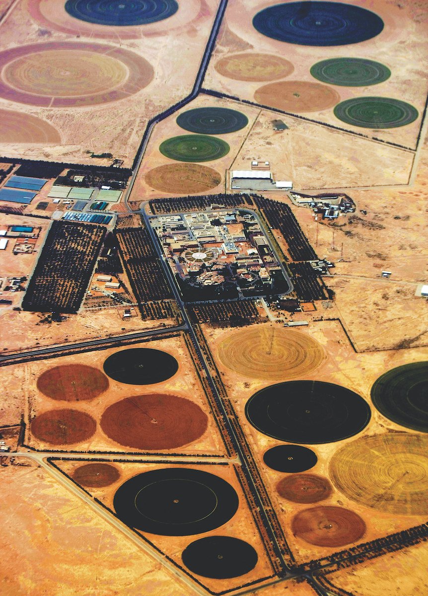 Des champs agricoles circulaires sont visibles sur cette photo aérienne du désert saoudien à proximité de la région riche en pétrole de Khouris, à 160 km à l'est de la capitale Riyad, le 23 juin 2008. (AFP/File Photo)