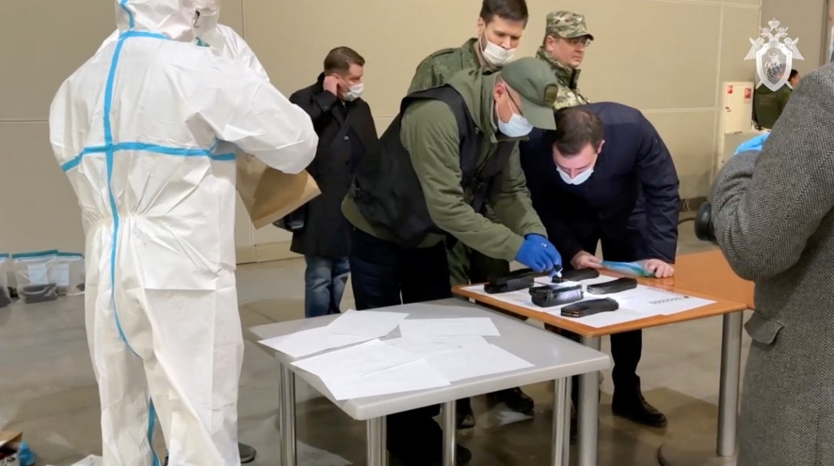 Une capture d'écran tirée d'une vidéo diffusée le 23 mars 2024 montre des enquêteurs russes travaillant sur les lieux de l'attentat contre le Crocus City Hall à Krasnogorsk, dans la région de Moscou.  (Distribution via REUTERS)