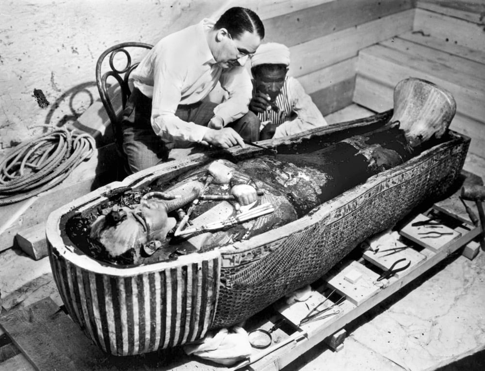L’égyptologue anglais Howard Carter (1873-1939) travaillant sur le sarcophage doré de Toutankhamon en Égypte en 1922. (Images Getty/Apic)