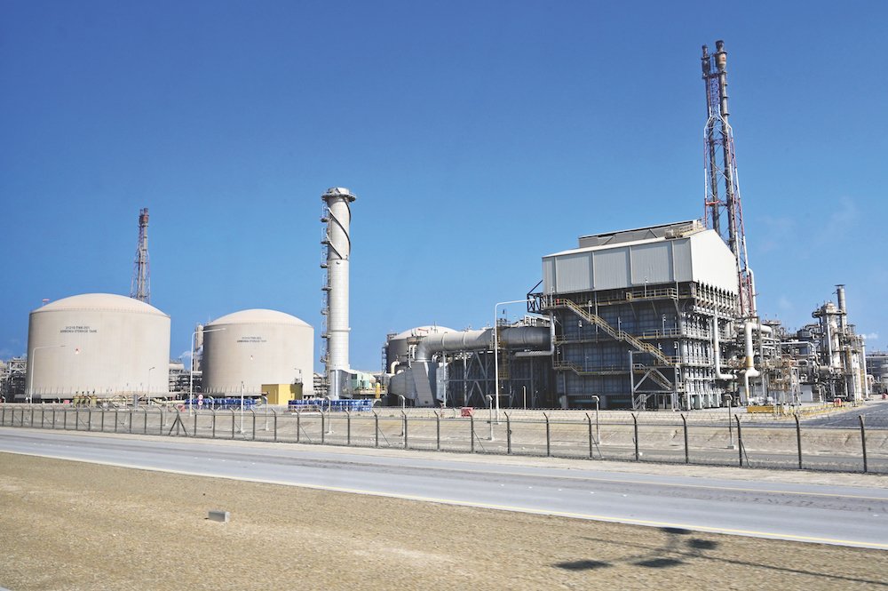 Vue d’ensemble des réservoirs d’ammoniac dans une usine de la ville industrielle de Jubail, environ 95 kilomètres au nord de Dammam dans la province Est de l’Arabie saoudite surplombant le Golfe. (AFP/Getty Images/Photo)