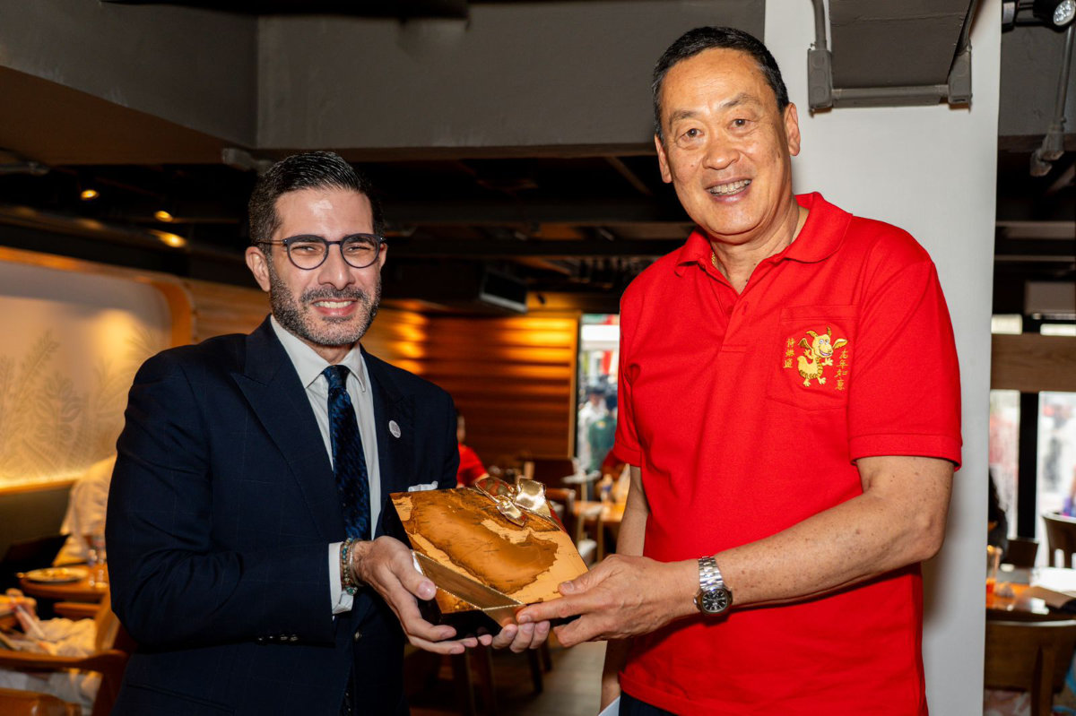 Le Premier ministre Srettha a reçu des dattes de la part du rédacteur en chef d’Arab News, Faiçal J. Abbas, après une interview dans un Starbucks du quartier chinois de Bangkok, samedi, à l’occasion du Nouvel An chinois. (Photo AN, Abdelrahman Fahad ben Shulhub)