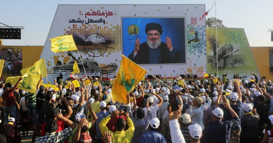 Des partisans du leader libanais du Hezbollah, Hassan Nasrallah, l'écoutent via un écran lors d'un rassemblement à Khiam, au Liban, le 13 août 2017. (Photo, Reuters/Archives)