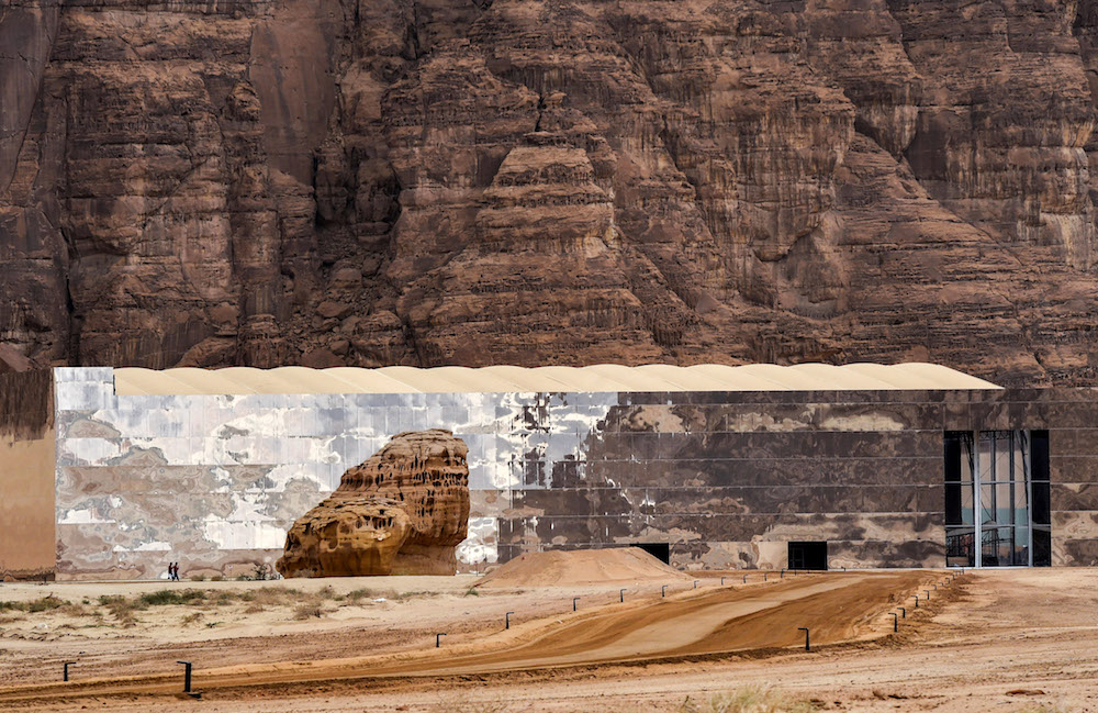 Cette photo montre une vue de la nouvelle salle de concert Maraya («miroir» en arabe) construite dans les ruines d’AlUla. (AFP)