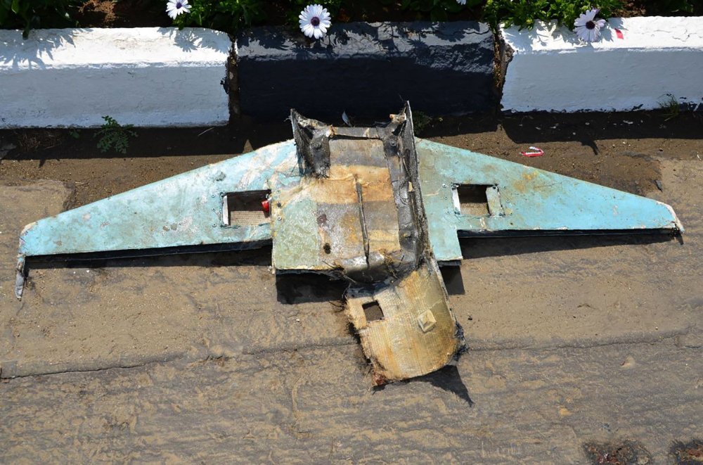 Débris d'un drone utilisé lors de l'attaque des Houthis contre l'aéroport international d'Abha dans la province d'Asir. (Photo fournie par le ministère saoudien des médias)