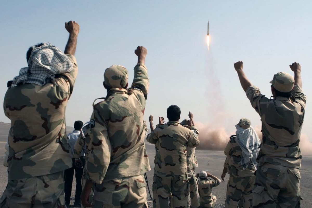 Les gardiens de la révolution iranienne célèbrent le lancement d'un missile dans un lieu secret en Iran, le 3 juillet 2012. (Photo, AP/IRNA, Mostafa Qotbi/Archives)