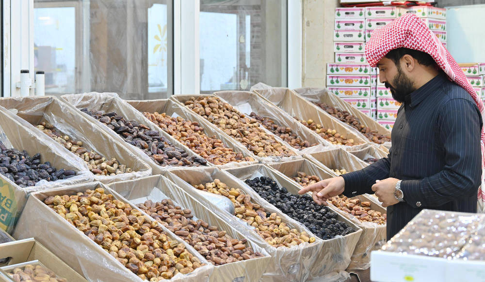 Symbole de l’hospitalité saoudienne et aliment incontournable de l’iftar, la datte se décline en plus de deux cents variétés produites en Arabie saoudite et vendues sur les marchés aux dattes. (Agence de presse saoudienne)