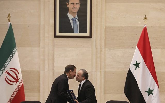 Le Premier ministre syrien Imad Khamis à droite et le vice-président iranien Eshaq Jahangiri se serrent la main après la signature d’un accord à Damas le 28 janvier 2019. (AFP)