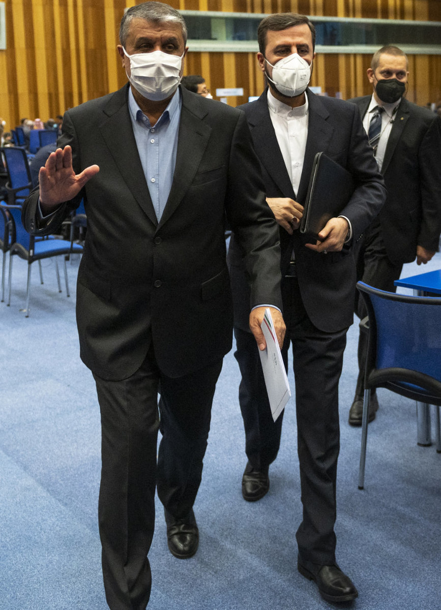 Le directeur de l’Organisation de l'énergie atomique, l’Iranien Mohammed Eslami (à gauche) et le gouverneur iranien de l'Agence internationale de l'énergie atomique (AIEA) Kazem Gharib Abadi (au centre), sortent d’une réunion de l'AIEA à Vienne, en Autriche, le 20 septembre 2021. (AFP)
